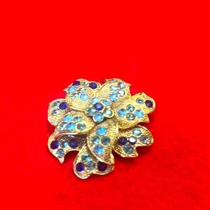Vintage Gold Tone Flower Brooch with Rhinestones